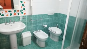 A bathroom with a sink, bidet, and toilet. - Corte dei Nobili (Lucca)