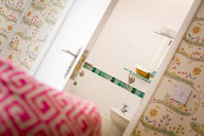 Pancuran mandi, kelengkapan dandanan diri percuma, pengering rambut 