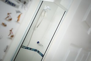 Ducha, artículos de tocador gratuitos, secador de pelo, toallas