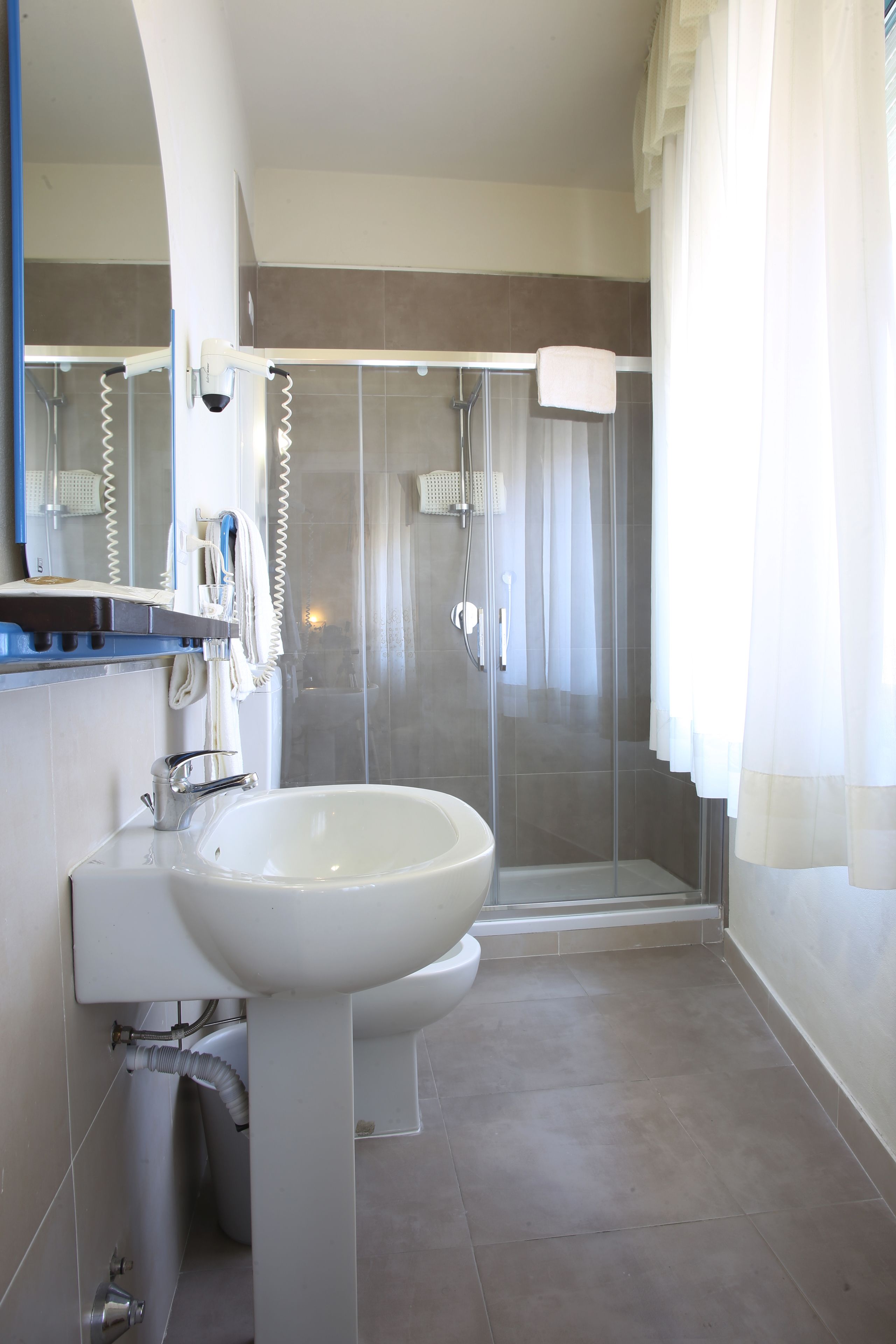 shower, free toiletries, hair dryer, bidet