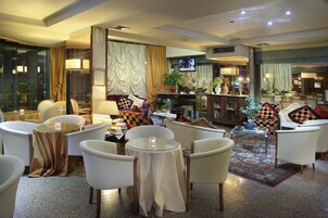 Se sirven desayunos, almuerzos y cenas; cocina italiana