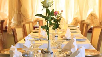 Se sirven desayunos, almuerzos y cenas; cocina italiana