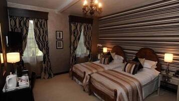 Habitación superior con 2 camas individuales, baño en la habitación