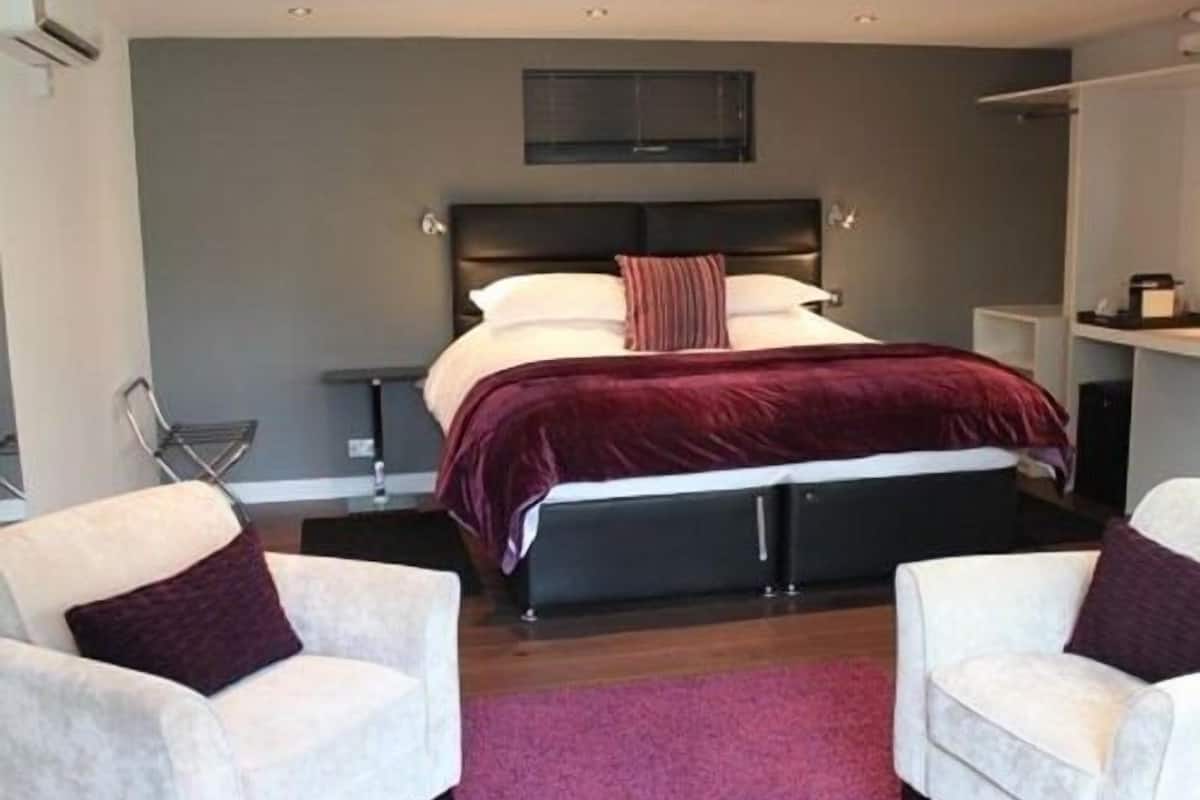 Chambre Double Luxe, salle de bains attenante, vue jardin