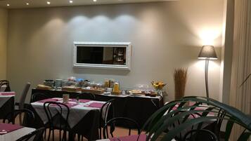 Tägliches Frühstücksbuffet (6 EUR pro Person)