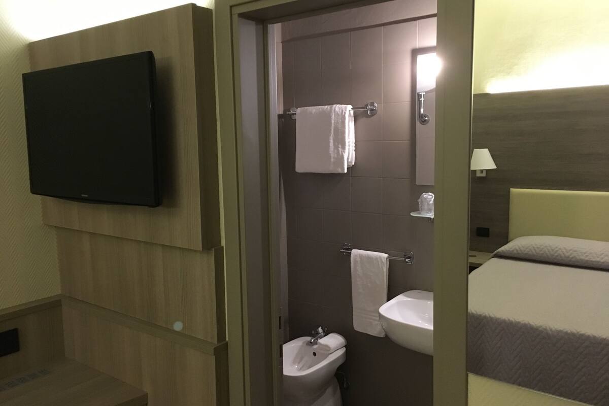 shower, rainfall showerhead, free toiletries, hair dryer