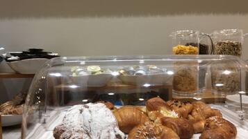 Vitrina de panadería con pasteles y cereales.