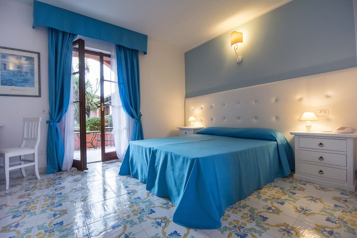 Camera con letto matrimoniale o 2 letti singoli | 1 camera, minibar, una cassaforte in camera, tende oscuranti