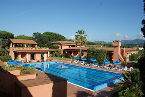 Una piscina al aire libre de temporada
