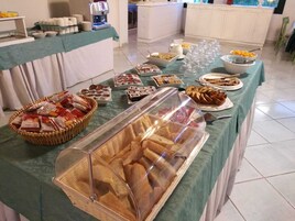 Desayuno buffet diario (EUR 6.00 por persona)