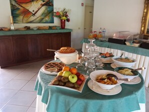 Petit déjeuner buffet servi tous les jours en supplément