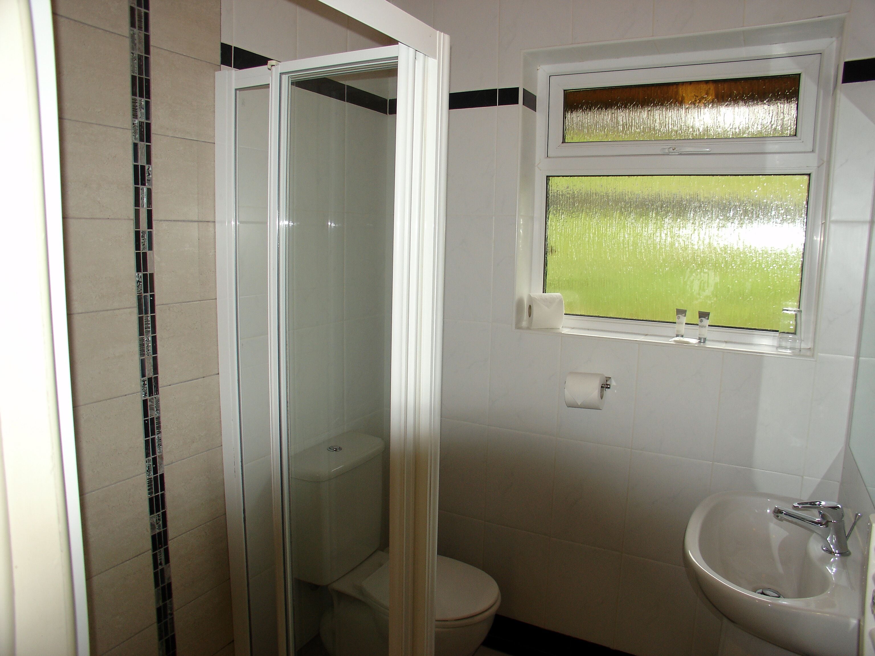 Mökki | Kylpyhuone | Suihku, ilmaiset hygieniatuotteet, hiustenkuivaaja, pyyhkeet