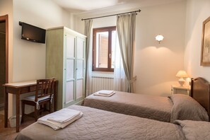 Habitación estándar con 1 cama doble o 2 individuales | Ropa de cama hipoalergénica, mobiliario individual, escritorio