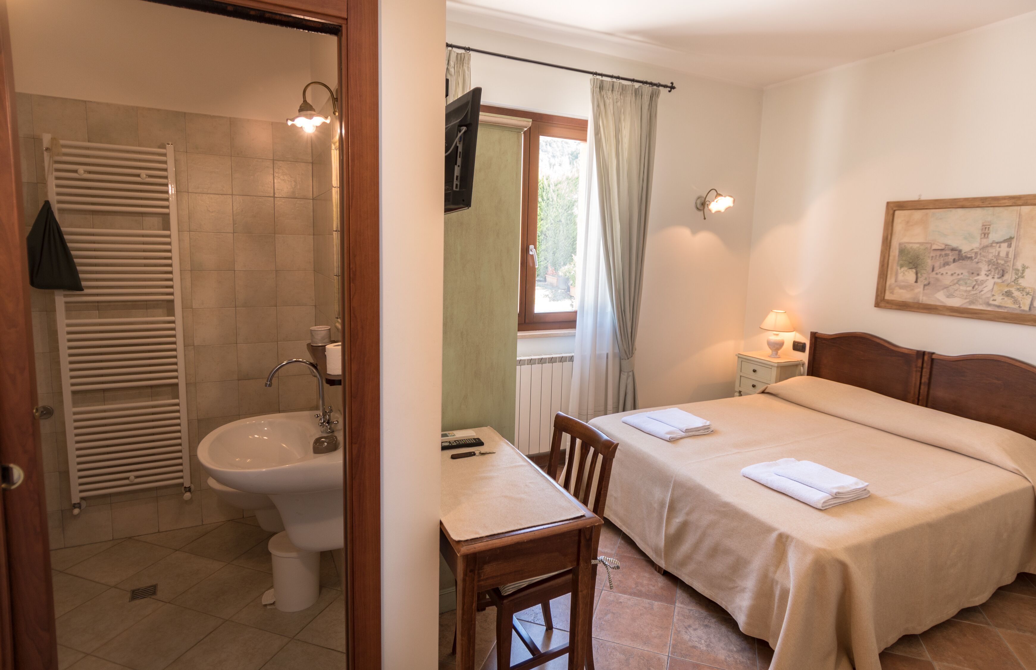 标准三人房 | 防过敏的被褥、特色家居、办公桌、隔音