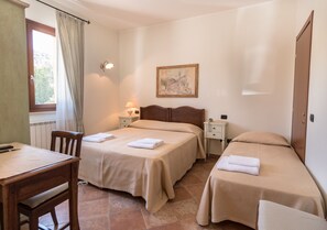 Hypo-allergenic bedding, individually furnished, desk, soundproofing - B&B Al Pian d'Assisi (Assisi)