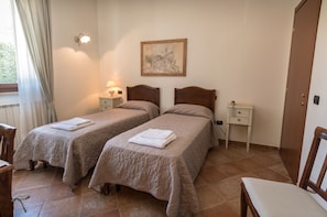 Standard Double or Twin Room | Hypo-allergenic bedding, individually furnished, desk, soundproofing - B&B Al Pian d'Assisi (Assisi)
