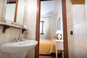Habitación estándar | Baño | Ducha, artículos de higiene personal gratuitos, secador de pelo y bidé