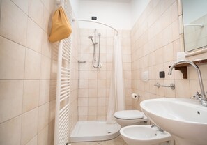 Standard Room | Bathroom | Shower, free toiletries, hair dryer, bidet - B&B Al Pian d'Assisi (Assisi)