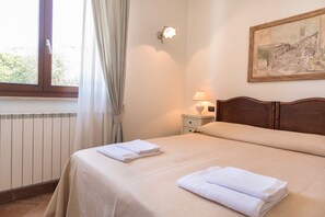 Habitació triple estàndard | Roba de llit hipoal·lergògena, mobiliari individual i escriptori 