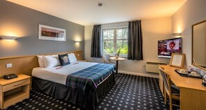 Desk, soundproofing, iron/ironing board, free cribs/infant beds - Pinehurst Lodge Hotel (Aberdeen)