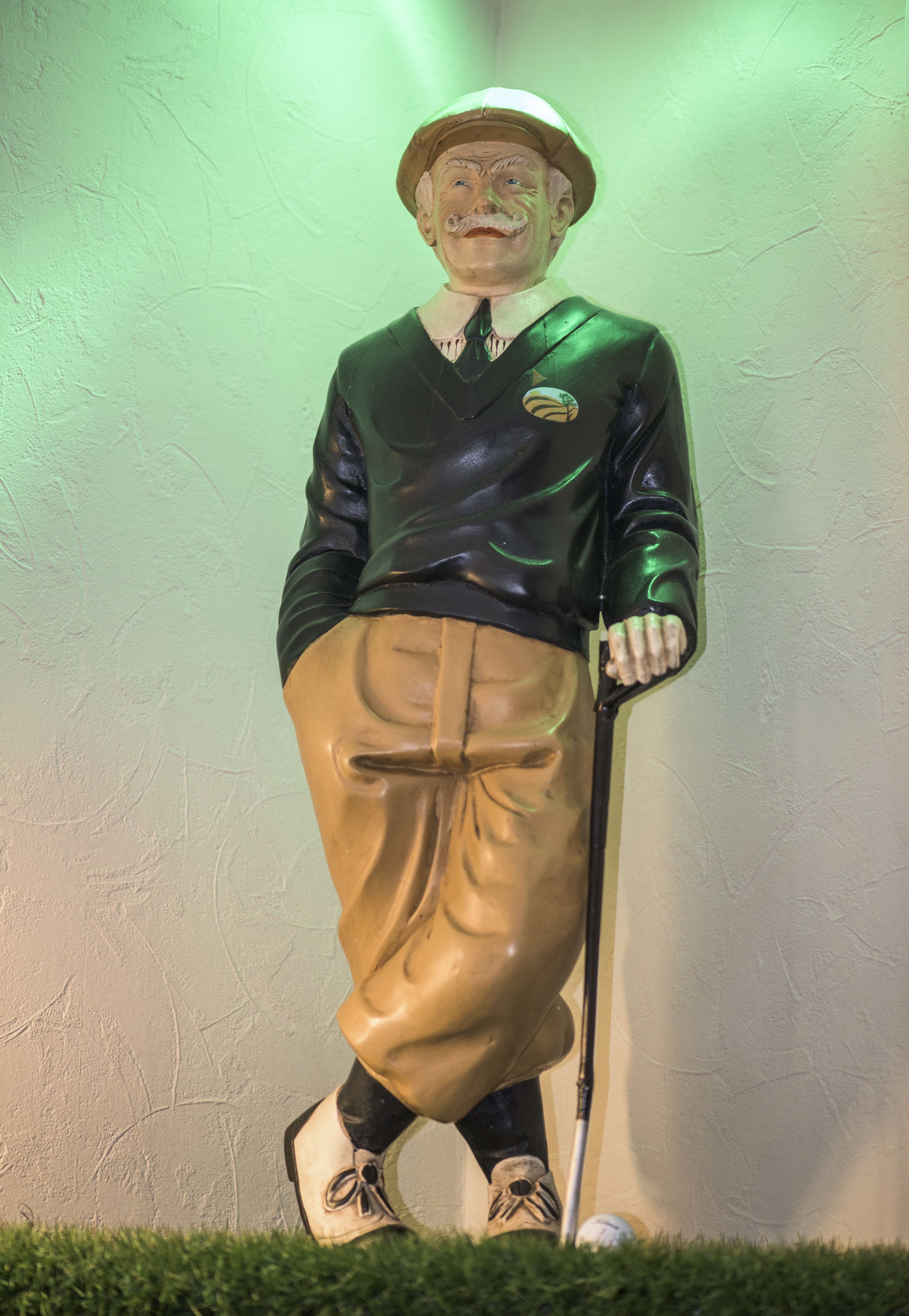 serves breakfast, lunch and dinner