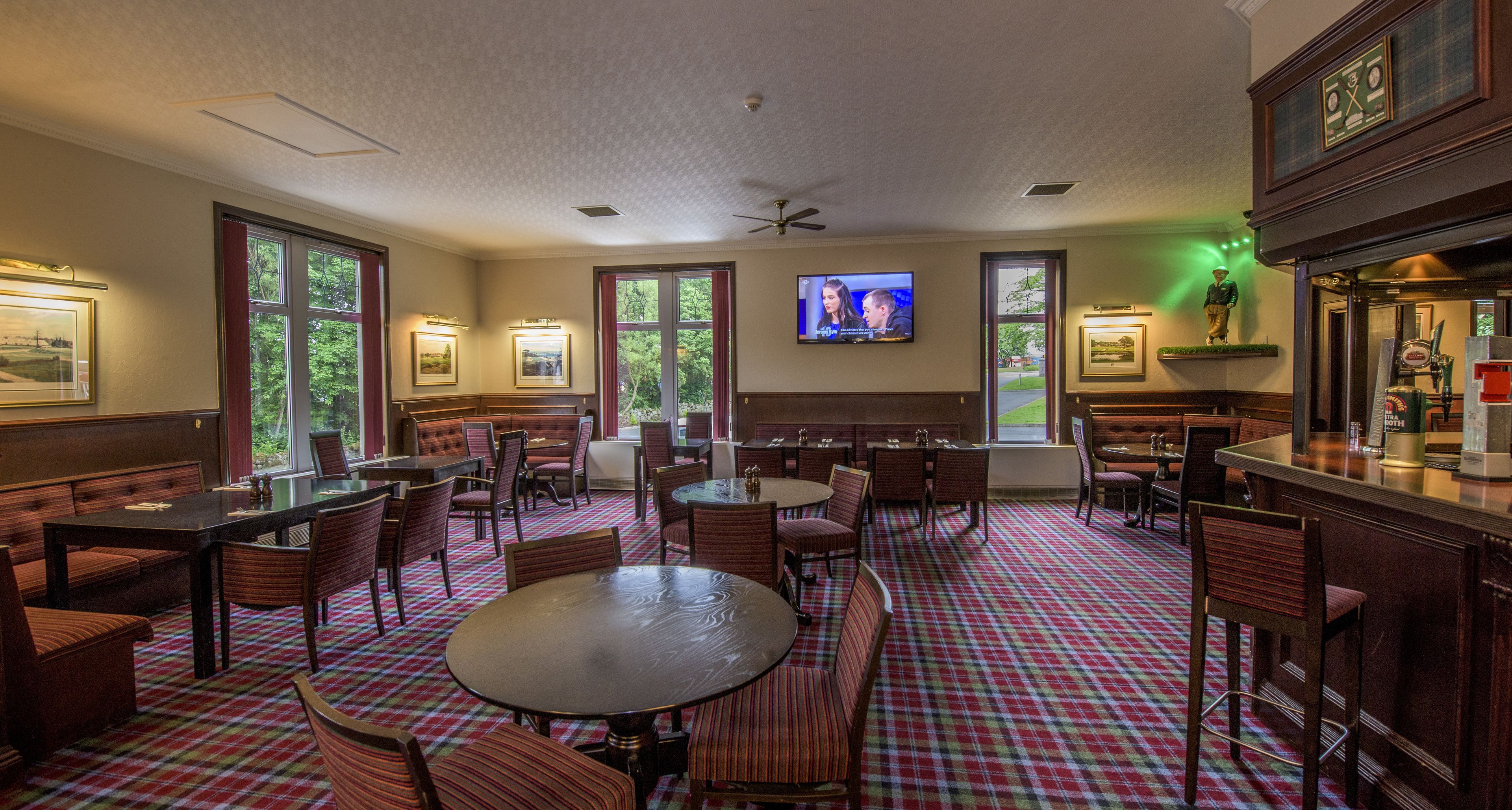 serves breakfast, lunch and dinner