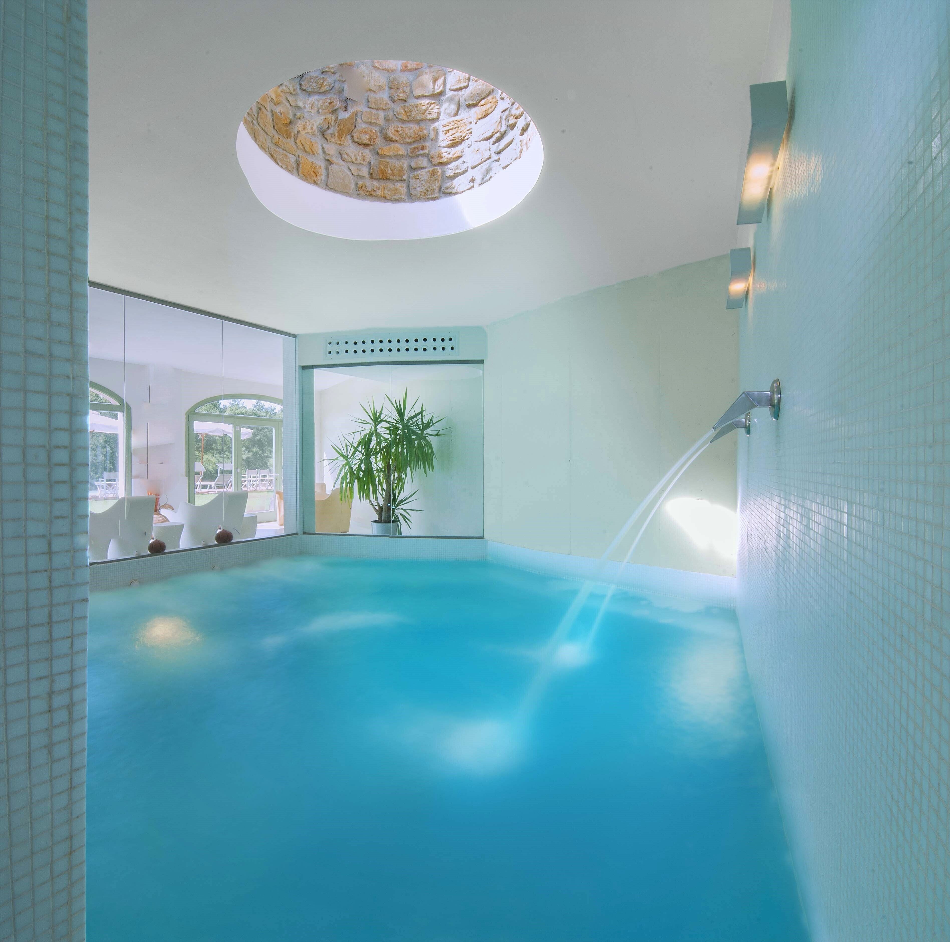 Innenpool, Außenpool, Sonnenschirme, Liegestühle