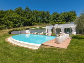 Indoor pool, outdoor pool, open 10:00 AM to 7:00 PM, pool umbrellas - Acquaghiaccia Country House & Spa (Baschi)
