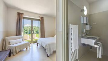 Deluxe Room | Bathroom | Shower, rainfall showerhead, free toiletries, hair dryer
