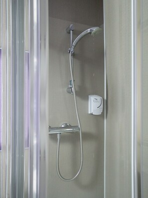 Kahden hengen standard-huone (kaksi sänkyä) | Kylpyhuone | Ilmaiset hygieniatuotteet, pyyhkeet, vessapaperi