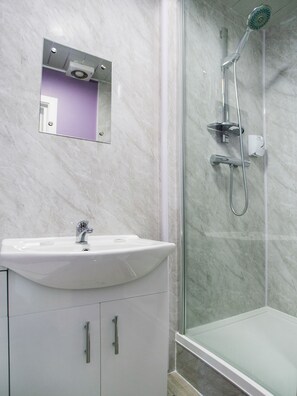 Standard-Doppelzimmer | Badezimmer | Kostenlose Toilettenartikel, Handtücher, Toilettenpapier