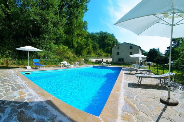 Piscine extérieure (ouverte en saison), parasols de plage