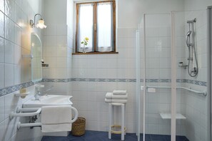 Habitación doble | Baño accesible en silla de ruedas