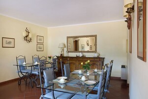 Daily continental breakfast (EUR 12 per person)