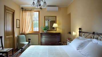 Premium bedding, minibar, desk, free WiFi