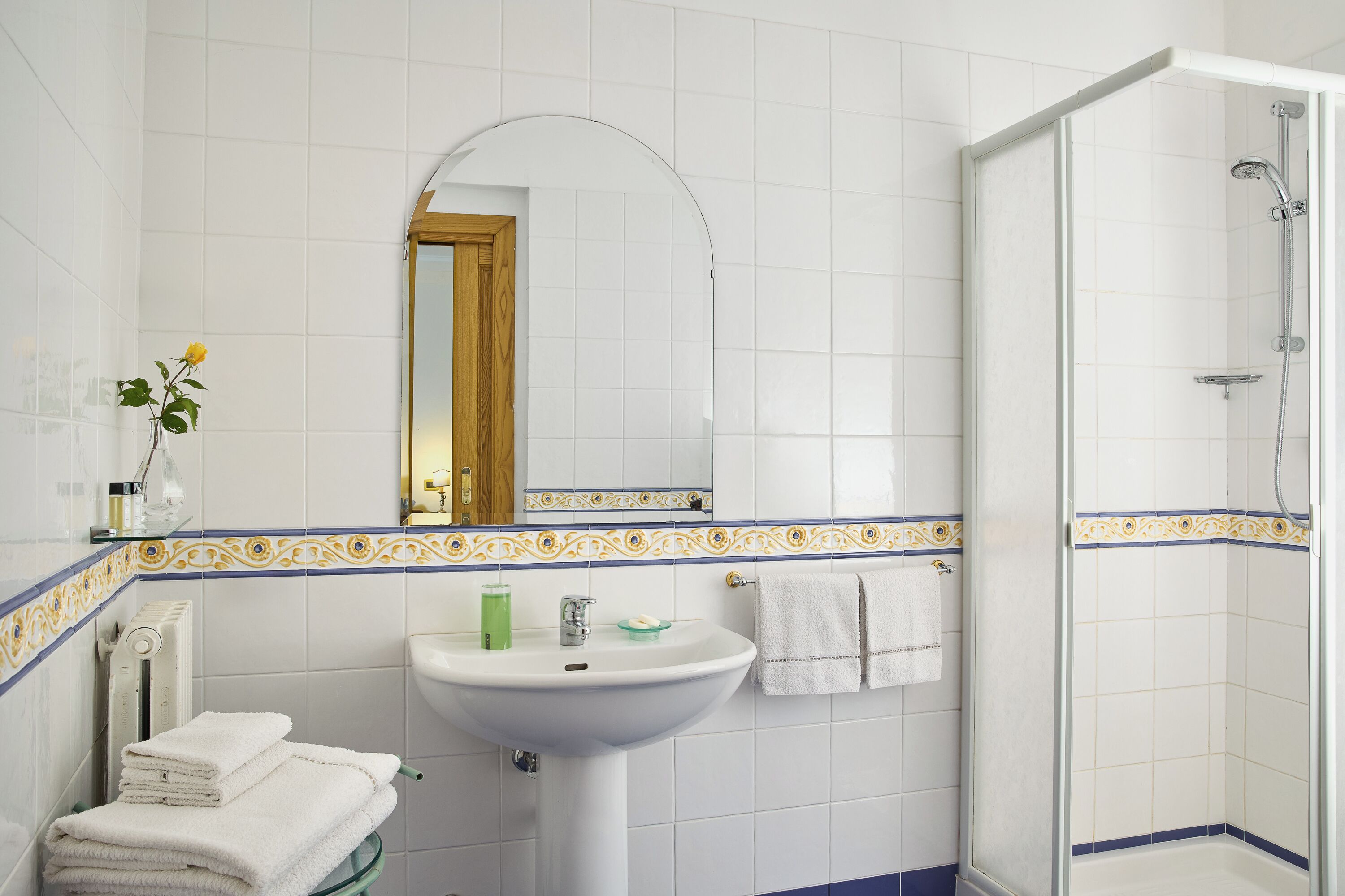 double room | bathroom | shower, free toiletries, bidet, towels