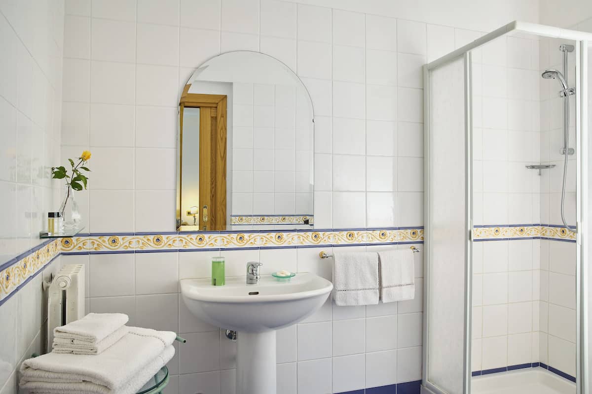 double room | bathroom | shower, free toiletries, bidet, towels