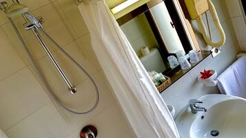 Habitación individual | Baño | Ducha, artículos de higiene personal gratuitos, secador de pelo y bidé