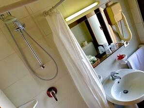 Kamar Single | Kamar mandi | Shower, perlengkapan mandi gratis, pengering rambut, dan kloset