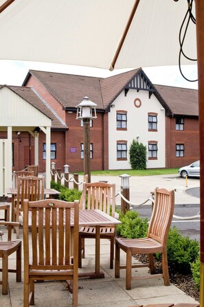 Outdoor dining - Premier Inn Glasgow (Glasgow)