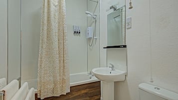 Standard Double or Twin Room | Bathroom | Free toiletries, towels