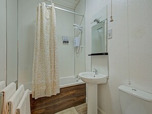 Bathroom - OYO Kinloch Arms Hotel (Carnoustie)