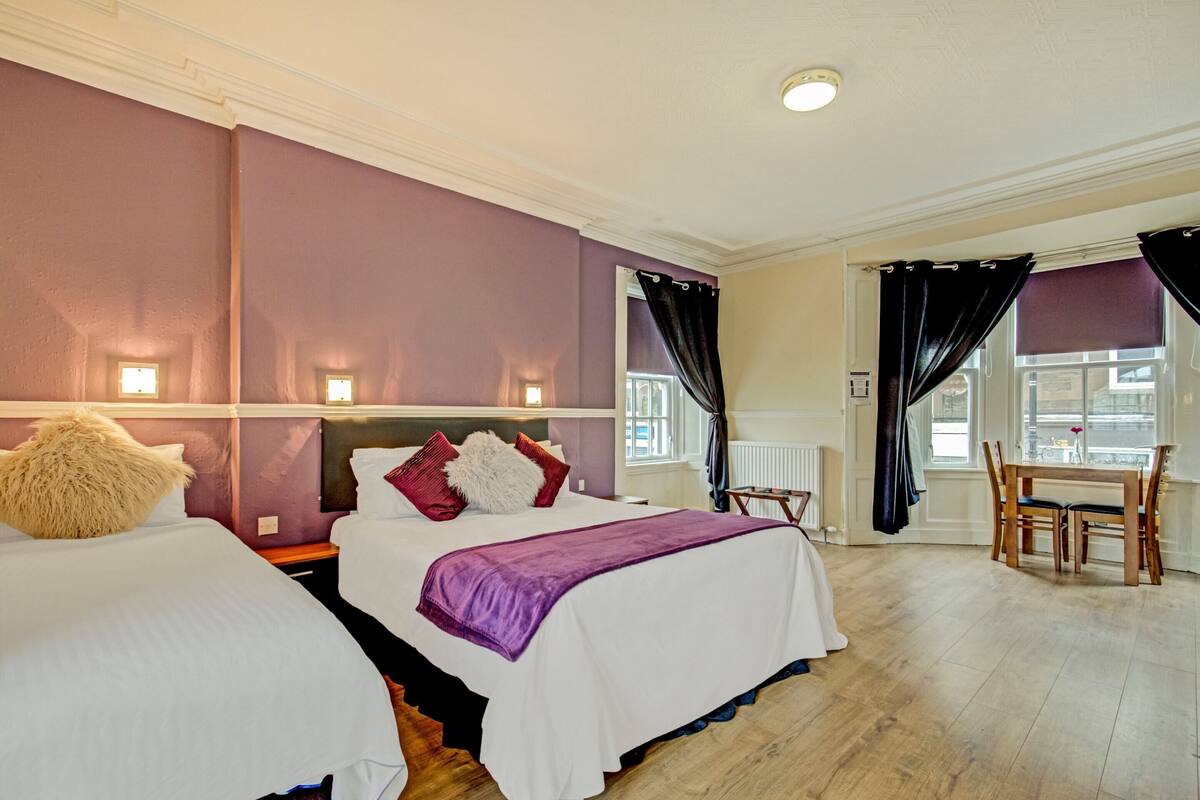 Deluxe Triple Room | Iron/ironing board