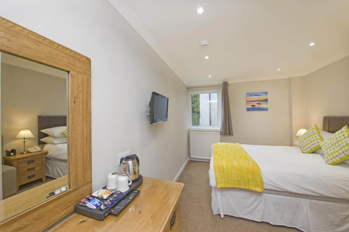 Small Double Room, Private Shower | Desk, iron/ironing board (on request), WiFi (free), bed sheets