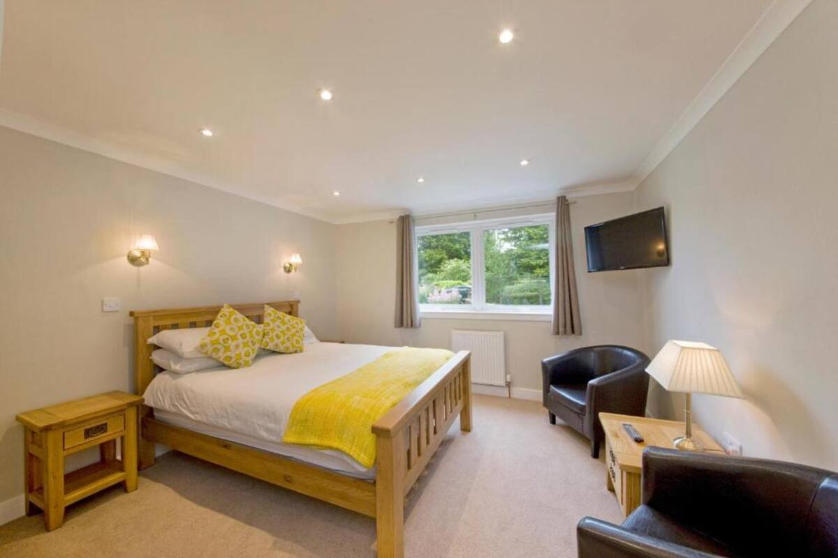 Standard Double Room, Sea View | Desk, iron/ironing board (on request), WiFi (free), bed sheets