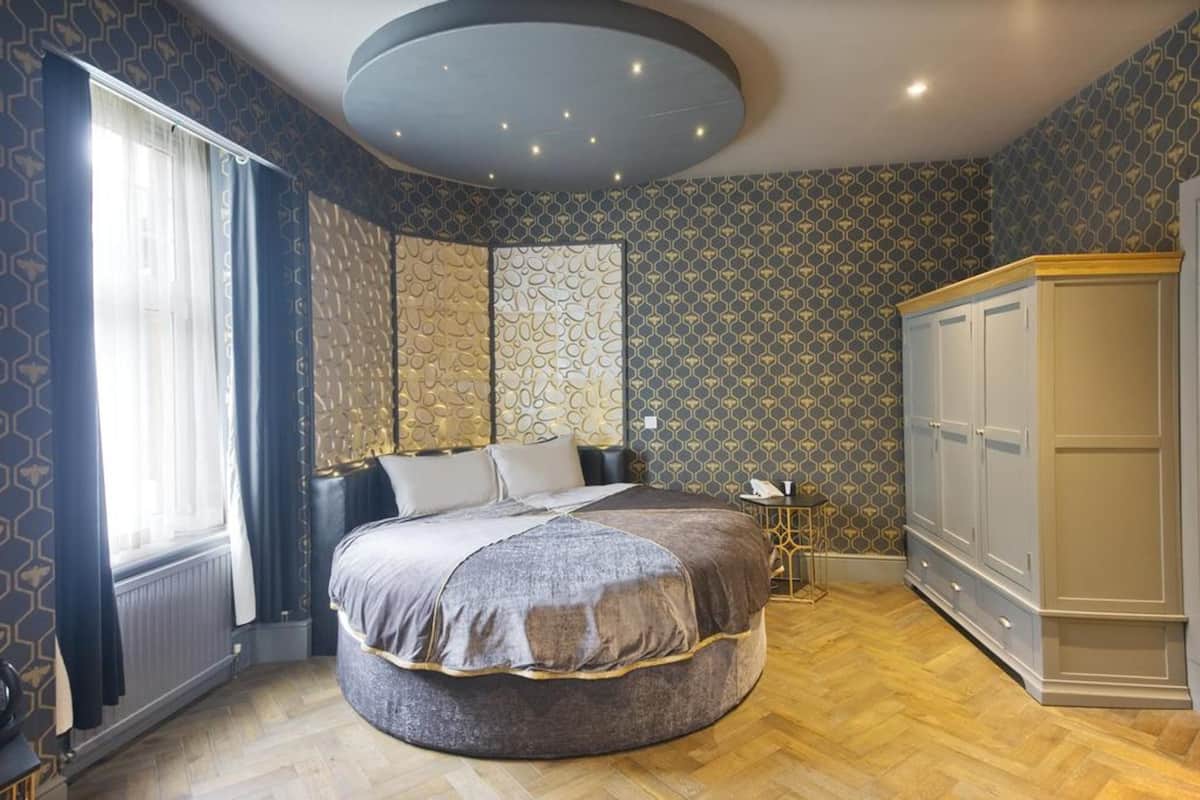  Double Room, Spa Bath | Desk, iron/ironing board (on request), WiFi (free), bed sheets