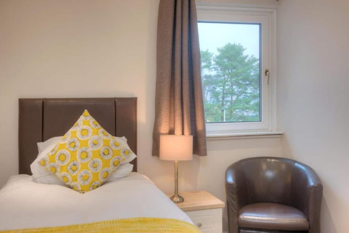 Desk, iron/ironing board (on request), WiFi (free), bed sheets