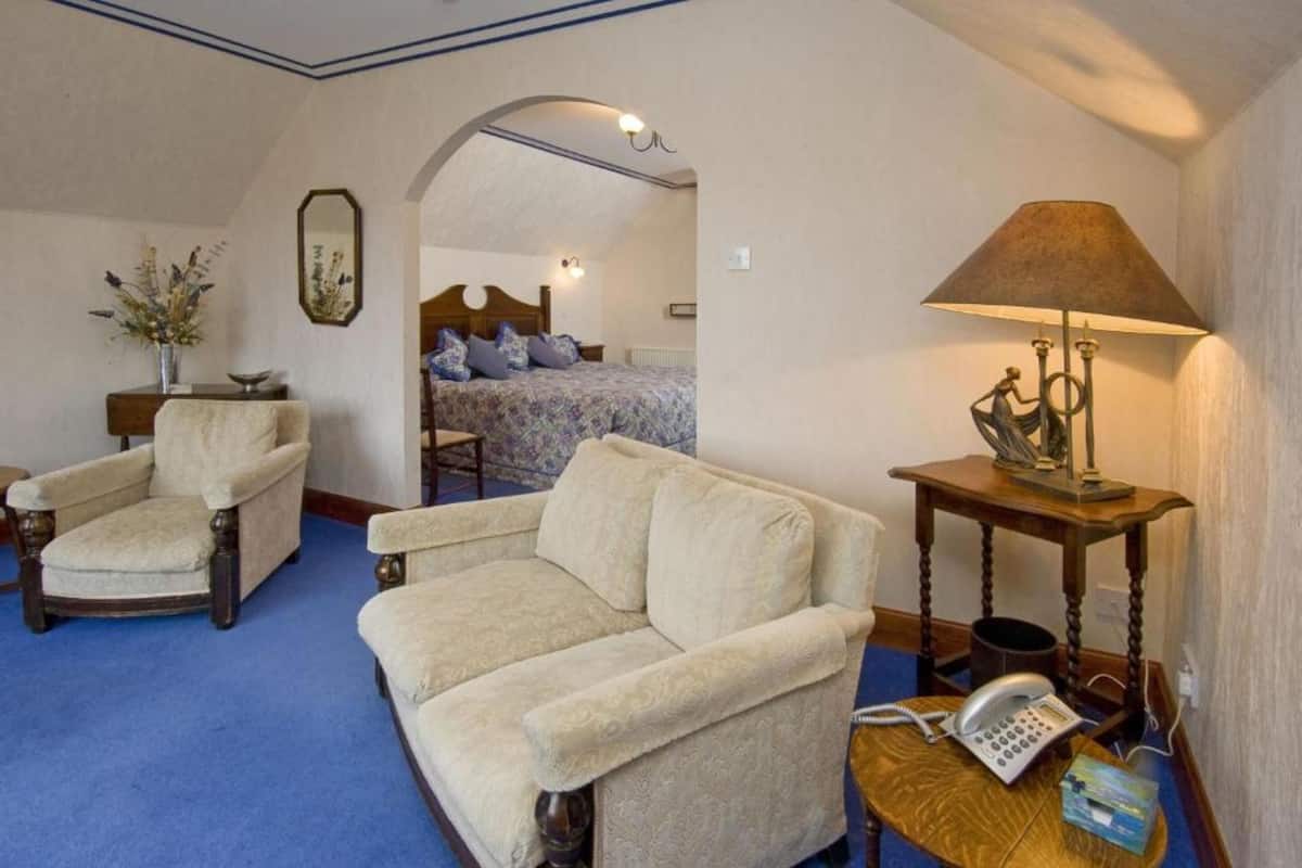 Deluxe Double Room, Balcony | Desk, iron/ironing board (on request), WiFi (free), bed sheets