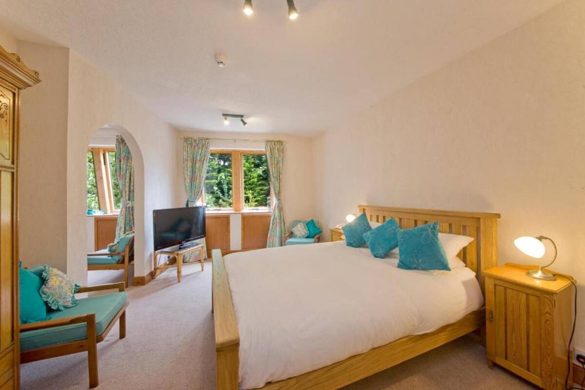 Family Room, Bathtub | Desk, iron/ironing board (on request), WiFi (free), bed sheets