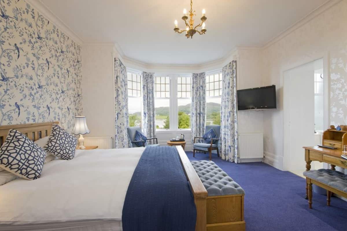 Deluxe Double Room with Sea View (2 adults) | Desk, iron/ironing board (on request), WiFi (free), bed sheets